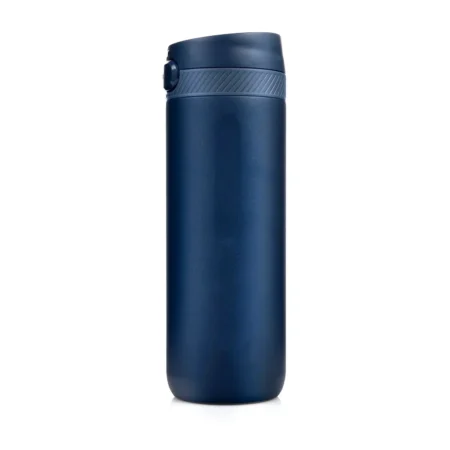 Kubek termiczny z logo 600 ml stworzony do intensywnego użytkowania Kubek termiczny Kinetic Shield 600 ml został zaprojektowany dla osób, które oczekują niezawodności każdego dnia. Dzięki podwójnym stalowym ściankom z izolacją próżniową skutecznie utrzymuje temperaturę napojów – gorących nawet przez 6 godzin, a zimnych aż do 12 godzin. To praktyczne rozwiązanie zarówno do biura, samochodu, jak i podczas podróży służbowych. Solidna konstrukcja ze stali nierdzewnej 18/8 gwarantuje wysoką odporność na uszkodzenia i bezpieczny kontakt z żywnością. Profilowany korpus oraz silikonowa opaska zapewniają pewny chwyt, nawet gdy kubek jest używany w ruchu. Komfort obsługi jedną ręką Model wyposażono w wygodny korek One Click, który pozwala otworzyć kubek jedną ręką. Dodatkowa blokada skutecznie zabezpiecza przed przypadkowym otwarciem i rozlaniem napoju. Dzięki temu szczelny kubek termiczny sprawdzi się podczas jazdy samochodem, w pracy, na uczelni czy podczas spacerów. Duża pojemność użytkowa sprawia, że nie wymaga częstego uzupełniania napoju, dlatego jest chętnie wybierany przez osoby pracujące w terenie, nauczycieli oraz wszystkich spędzających wiele godzin poza domem. Kubek termiczny reklamowy z trwałym znakowaniem Jako kubek termiczny reklamowy Kinetic Shield doskonale prezentuje logo firmy. Do wyboru dostępny jest efektowny nadruk UV 360° Full Color, który umożliwia wykonanie grafiki wokół całego kubka, oraz elegancki grawer laserowy w trzech rozmiarach. Dzięki temu produkt można dopasować zarówno do minimalistyczego brandingu, jak i bardziej rozbudowanych projektów. Praktyczny prezent biznesowy Kubek termiczny z logo firmy to jeden z najbardziej funkcjonalnych gadżetów reklamowych. Jest wykorzystywany każdego dnia, dzięki czemu marka pozostaje stale widoczna. Kinetic Shield świetnie sprawdzi się jako prezent dla klientów, element pakietu powitalnego dla nowych pracowników, wyposażenie zespołu czy upominek podczas wydarzeń firmowych. Wysoka jakość wykonania oraz nowoczesny wygląd sprawiają, że buduje pozytywny wizerunek marki i podkreśla jej profesjonalizm.