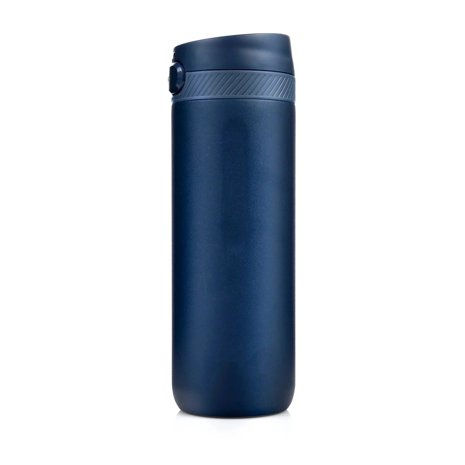 Kubek termiczny z logo 600 ml stworzony do intensywnego użytkowania Kubek termiczny Kinetic Shield 600 ml został zaprojektowany dla osób, które oczekują niezawodności każdego dnia. Dzięki podwójnym stalowym ściankom z izolacją próżniową skutecznie utrzymuje temperaturę napojów – gorących nawet przez 6 godzin, a zimnych aż do 12 godzin. To praktyczne rozwiązanie zarówno do biura, samochodu, jak i podczas podróży służbowych. Solidna konstrukcja ze stali nierdzewnej 18/8 gwarantuje wysoką odporność na uszkodzenia i bezpieczny kontakt z żywnością. Profilowany korpus oraz silikonowa opaska zapewniają pewny chwyt, nawet gdy kubek jest używany w ruchu. Komfort obsługi jedną ręką Model wyposażono w wygodny korek One Click, który pozwala otworzyć kubek jedną ręką. Dodatkowa blokada skutecznie zabezpiecza przed przypadkowym otwarciem i rozlaniem napoju. Dzięki temu szczelny kubek termiczny sprawdzi się podczas jazdy samochodem, w pracy, na uczelni czy podczas spacerów. Duża pojemność użytkowa sprawia, że nie wymaga częstego uzupełniania napoju, dlatego jest chętnie wybierany przez osoby pracujące w terenie, nauczycieli oraz wszystkich spędzających wiele godzin poza domem. Kubek termiczny reklamowy z trwałym znakowaniem Jako kubek termiczny reklamowy Kinetic Shield doskonale prezentuje logo firmy. Do wyboru dostępny jest efektowny nadruk UV 360° Full Color, który umożliwia wykonanie grafiki wokół całego kubka, oraz elegancki grawer laserowy w trzech rozmiarach. Dzięki temu produkt można dopasować zarówno do minimalistyczego brandingu, jak i bardziej rozbudowanych projektów. Praktyczny prezent biznesowy Kubek termiczny z logo firmy to jeden z najbardziej funkcjonalnych gadżetów reklamowych. Jest wykorzystywany każdego dnia, dzięki czemu marka pozostaje stale widoczna. Kinetic Shield świetnie sprawdzi się jako prezent dla klientów, element pakietu powitalnego dla nowych pracowników, wyposażenie zespołu czy upominek podczas wydarzeń firmowych. Wysoka jakość wykonania oraz nowoczesny wygląd sprawiają, że buduje pozytywny wizerunek marki i podkreśla jej profesjonalizm.