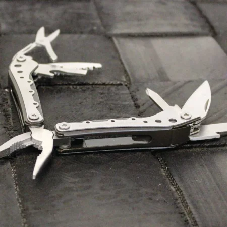 Multitool z kombinerkami True Utility MiniMulti 10w1 z rozłożonymi narzędziami